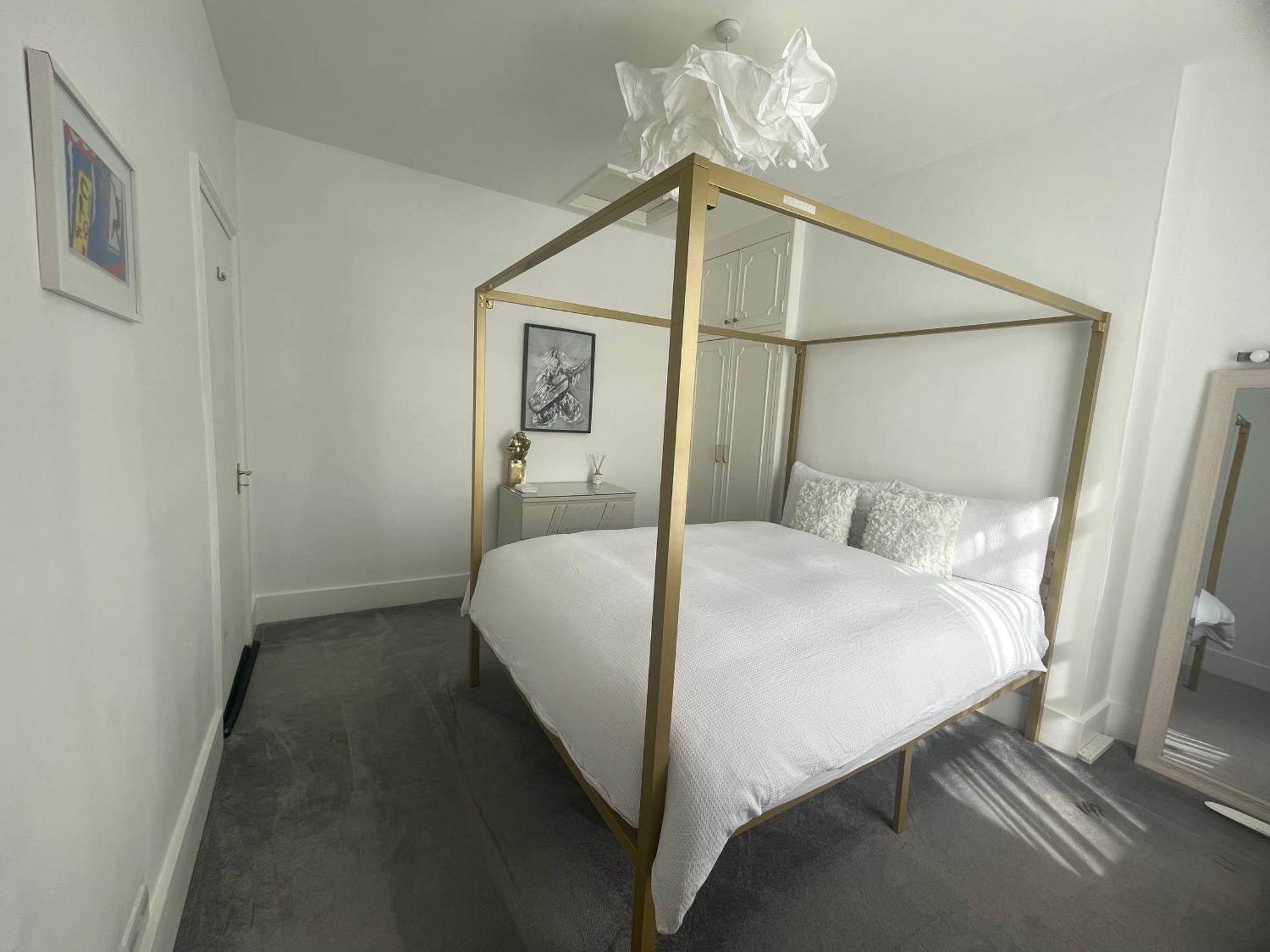 Queen Bedroom In Maida Vale Londra Exterior foto